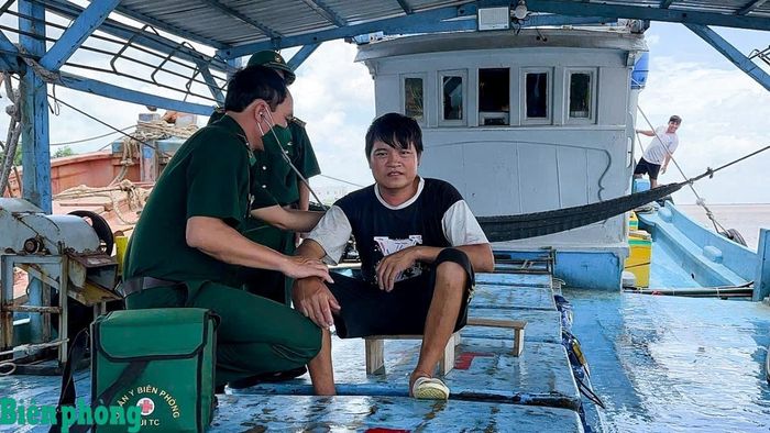 Quân y Hải đội Biên phòng 2 thăm khám sức khỏe cho các thuyền viên. Ảnh: Văn Long