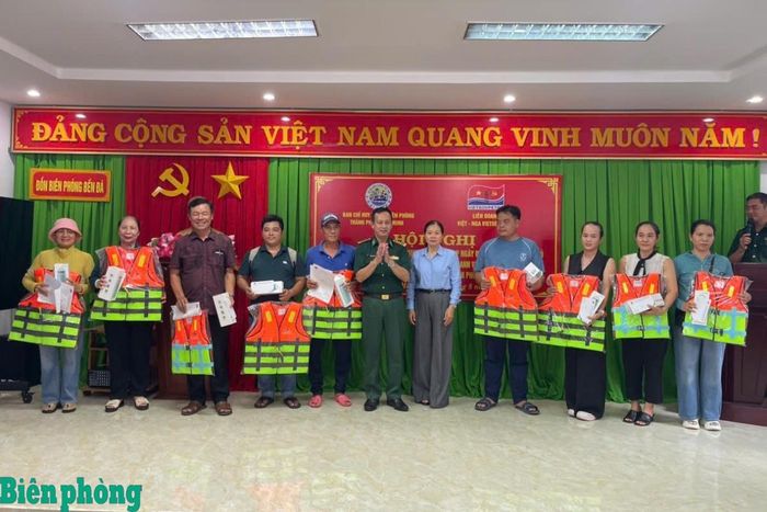 Ban Tổ chức chương trình trao tặng quà cho các ngư dân phường Vũng Tàu, thành phố Hồ Chí Minh. Ảnh: Quang Tiến