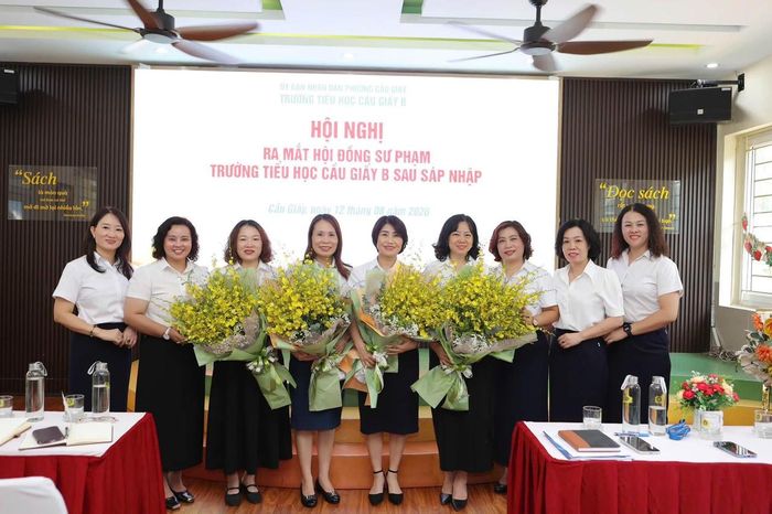 Những bó hoa tươi thắm đã được Công đoàn nhà trường đại diện trao tới đội ngũ Ban Giám hiệu, tổ trưởng các khối chuyên môn trường Tiểu học Cầu Giấy B.