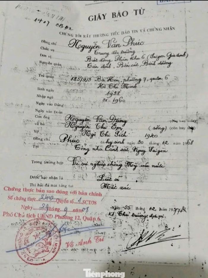 Gia đình ông Dũng vẫn lưu giữ giấy báo tử và giấy chứng nhận hy sinh của liệt sĩ Nguyễn Văn Phúc như những kỷ vật quý giá. (Ảnh: Gia đình cung cấp)