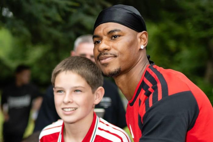 Rashford đang rất vui vẻ tập luyện và sẵn lòng chụp ảnh với các CĐV.
