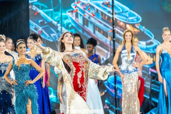 Nụ cười rạng rỡ của thí sinh người Trung Quốc trong trang phục dạ hội mang nét truyền thống của người Á Đông.