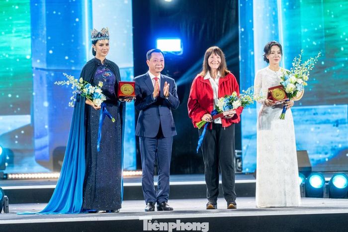 Ông Lê Văn Ánh - Phó Chủ tịch UBND tỉnh Quảng Ninh - trao kỷ niệm chương của Quảng Ninh cho ban tổ chức Miss World 2026. Trong bài phát biểu trước đó, đại diện tỉnh Quảng Ninh chia sẻ mong muốn mỗi đại biểu, mỗi vị khách và đặc biệt là các thí sinh Miss World sẽ có những trải nghiệm đáng nhớ về thiên nhiên, văn hóa và con người Quảng Ninh, từ đó trở thành những “đại sứ” lan tỏa hình ảnh một Quảng Ninh năng động, cởi mở và một Việt Nam mến khách đến với hàng triệu trái tim trên toàn thế giới.