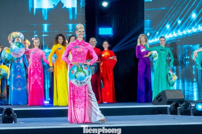 Trong bộ sưu tập áo dài “Thế giới như tôi thấy” của nhà thiết kế Đỗ Trịnh Hoài Nam, những người đẹp đến từ nhiều quốc gia, vùng lãnh thổ cùng hội tụ trên sân khấu bên bờ vịnh di sản Hạ Long.