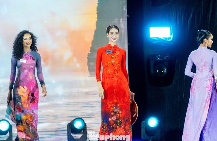 Hoa hậu Bảo Ngọc (đứng giữa) đại diện cho chủ nhà Việt Nam tham gia sân chơi Hoa hậu thế giới trong tà áo dài màu cam đỏ. Trước thềm Miss World 2026, nhiều chuyên trang sắc đẹp quốc tế tung bảng dự đoán kết quả cuộc thi. Trong đó, đại diện của Việt Nam là Lê Nguyễn Bảo Ngọc được dự đoán vào top sâu.