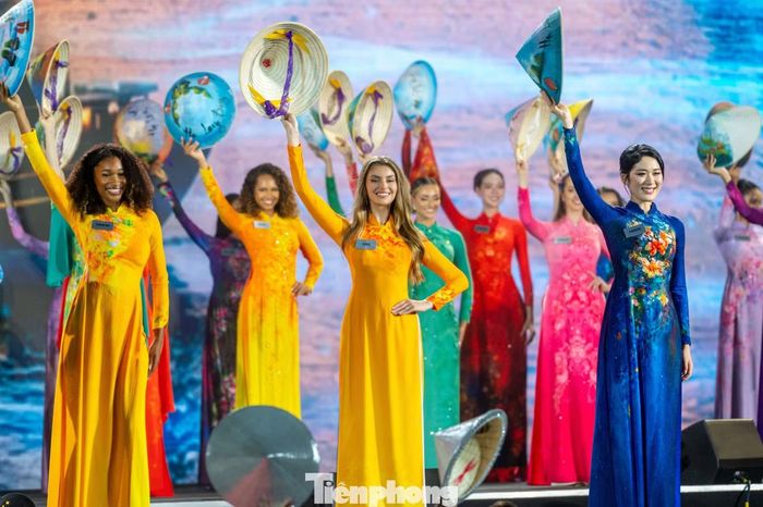 Theo đại diện BTC, Miss World 2026 có chủ đề Welcome Miss World to Quảng Ninh - Việt Nam. Thời tiết trước giờ khai mạc mưa rất to và phải lùi thời gian tổ chức lại, nhưng chính sự nhiệt tình của khán giả Quảng Ninh đã tiếp thêm tự tin cho các cô gái trên sân khấu.