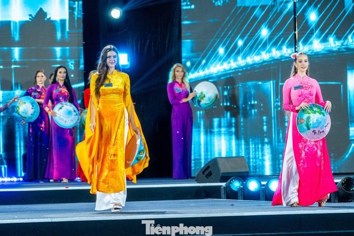 Mỗi tà áo dài mang những biểu tượng văn hóa, di sản và họa tiết đặc trưng của từng đất nước, tạo nên một không gian giao thoa văn hóa đầy màu sắc. Qua đó, áo dài không chỉ được giới thiệu như biểu tượng của văn hóa Việt Nam, mà còn trở thành sợi dây kết nối Việt Nam với bạn bè năm châu.