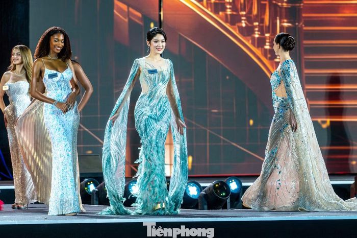 Tiếp sau phần thi áo dài là phần thi trang phục dạ hội. Các thí sinh lần lượt xuất hiện trong những bộ váy đính kết cầu kỳ, từ tông màu từ đỏ - vàng rực lửa, trắng ánh kim đến hồng pastel lấp lánh, tôn lên vóc dáng và thần thái trên sân khấu được dàn dựng theo phong cách cầu thang hoàng gia lộng lẫy.