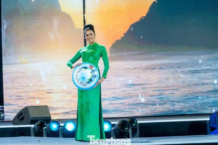 Đại diện các quốc gia xuất hiện trong sắc hồng, xanh, cam - vàng rực rỡ, tay cầm nón lá được trang trí họa tiết vịnh Hạ Long. Nhiều thí sinh không giấu được sự thích thú khi lần đầu mặc áo dài và giơ cao nón lá có ghi tên các địa danh nổi tiếng của Việt Nam.