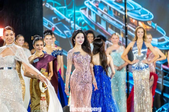 Theo đại diện BTC Miss World, sau đêm khai mạc diễn ra tại Quảng Ninh, chương trình tiếp tục diễn ra tại Hải Phòng với các phần thi Tài năng, Thể thao, Top Model và chuỗi sự kiện thời trang. Đêm chung kết toàn quốc và lễ đăng quang diễn ra vào tối 5/9 tại Quảng trường 2/4, TP. Nha Trang (Khánh Hòa), nơi đương kim Hoa hậu Opal Suchata Chuangsri (Miss World 2025) trao lại vương miện cho người kế nhiệm.