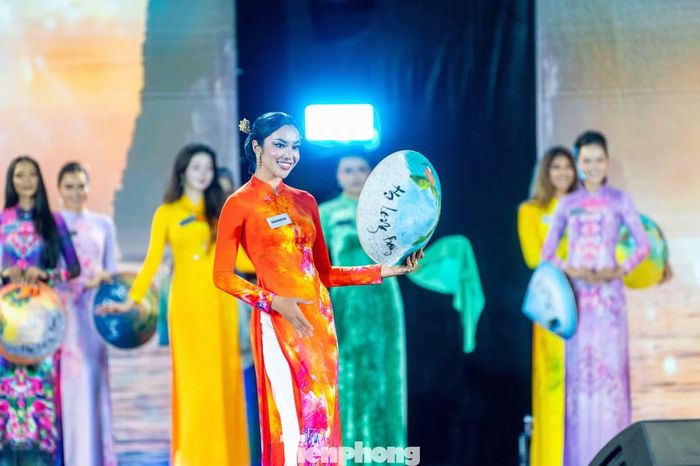 Nhà thiết kế Đỗ Trịnh Hoài Nam cho biết thông qua bộ sưu tập, ông muốn giới thiệu áo dài Việt Nam đến bạn bè thế giới, đồng thời đưa văn hóa của các quốc gia đến gần hơn với người Việt Nam. "Đó là sự giao thoa hai chiều, nơi mỗi tà áo dài vừa kể câu chuyện về Việt Nam, vừa kể câu chuyện về một đất nước khác".