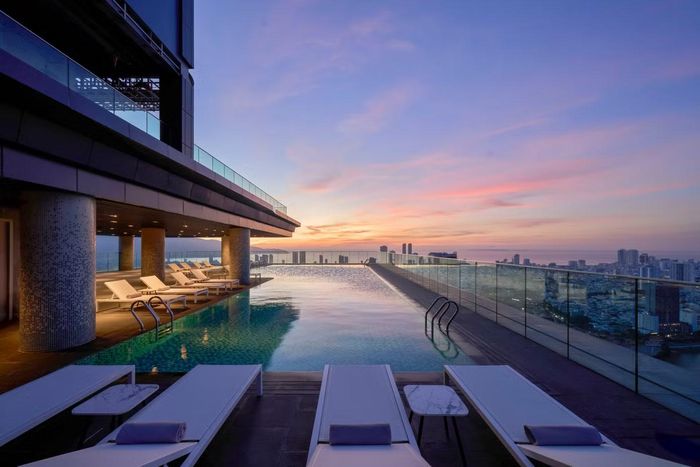 Giữa tầng cao M Landmark, hồ bơi mở ra tầm nhìn khoáng đạt về phía biển và đường chân trời Đà Nẵng 