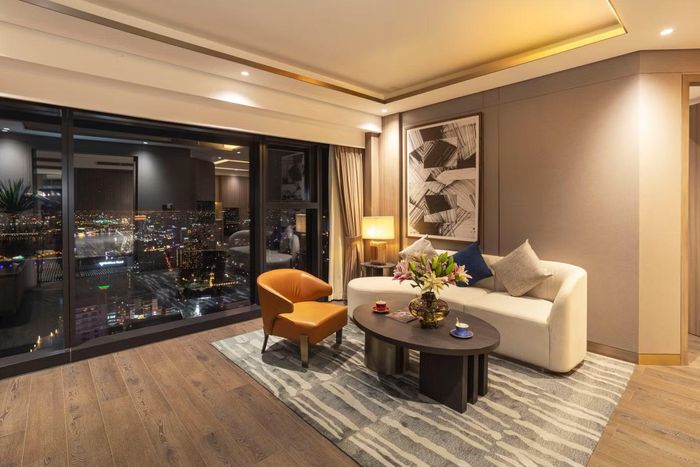  Khi thành phố lên đèn, từ M Landmark Residences, nhịp sống trung tâm Đà Nẵng trở thành một phần của không gian sống – nơi mỗi khung cửa mở ra một góc nhìn riêng trên đường chân trời thành phố. 