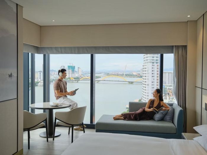  Sông Hàn hiện diện trọn vẹn trong từng khoảnh khắc thường nhật – nơi trải nghiệm nghỉ dưỡng, sự riêng tư và nhịp sống trung tâm giao hòa ngay bên khung cửa. 