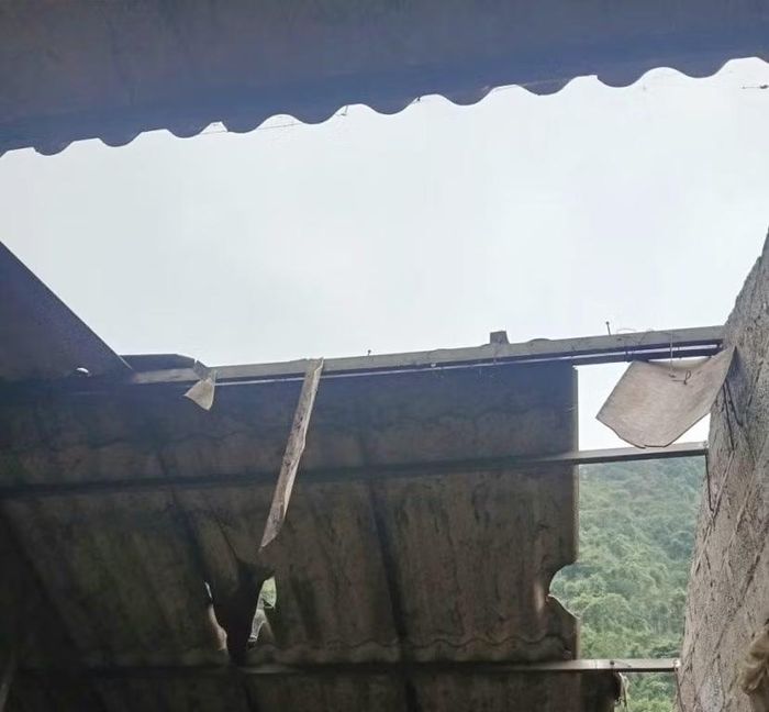 Nhà của nhiều gia đình khác ở xã Trà Lĩnh, cũng bị gió thổi bay một phần mái, để lại khoảng trống nhìn ra bên ngoài