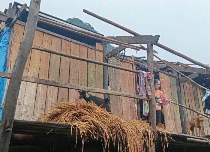 Nhà một gia đình ở xã Trà Lĩnh bị dông lốc thổi bay mái nhà.