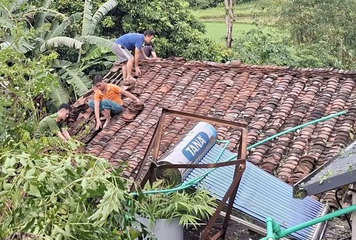 Đại diện Sở Nông nghiệp và Môi trường tỉnh Cao Bằng cho biết, chiều tối qua và sáng 13/8 lực lượng chức năng trong đó có công an đang giúp người dân lợp lại mái nhà.