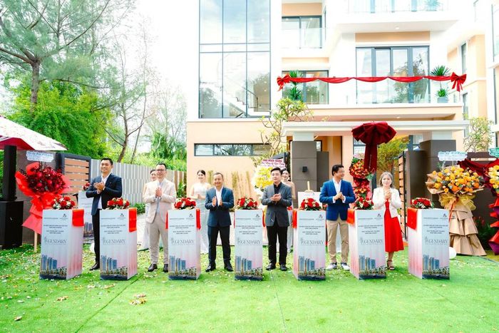 Đại diện chủ đầu tư cắt băng khai trương biệt thự mẫu Newtown Legend.
