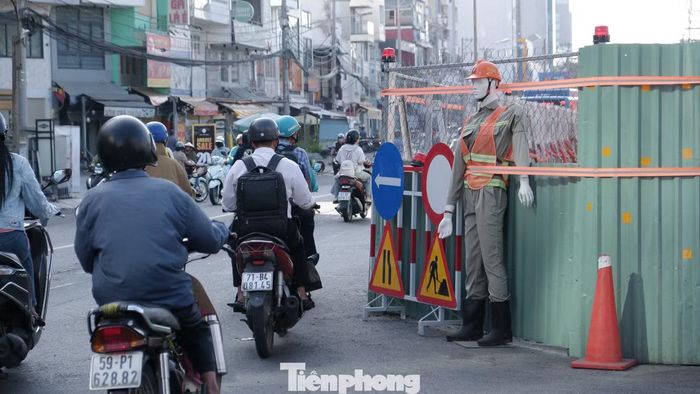 Tuyến metro số 2 (đoạn Bến Thành - Tham Lương) có chiều dài khoảng 11,3 km, gồm 9,3 km đi ngầm và 2 km trên cao, với 10 ga ngầm, 1 ga trên cao và 1 khu depot. Tuyến đi qua các trục giao thông quan trọng như Cách Mạng Tháng Tám và Trường Chinh - những khu vực thường xuyên quá tải giao thông. Khi hoàn thành, tuyến sẽ chia sẻ áp lực lớn cho hệ thống đường bộ, tạo thêm lựa chọn di chuyển nhanh, an toàn và thân thiện môi trường cho người dân.