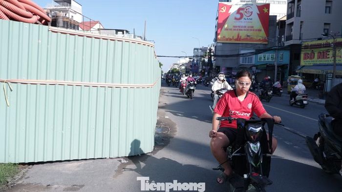 Theo ghi nhận của phóng viên, đoạn đường Cách Mạng Tháng Tám qua công viên Lê Thị Riêng (hướng từ đường Lý Thường Kiệt đến đường 3 Tháng 2) đã được rào chắn phục vụ thi công metro số 2, khoảng một nửa làn đường được thu hẹp để dành cho công trường.