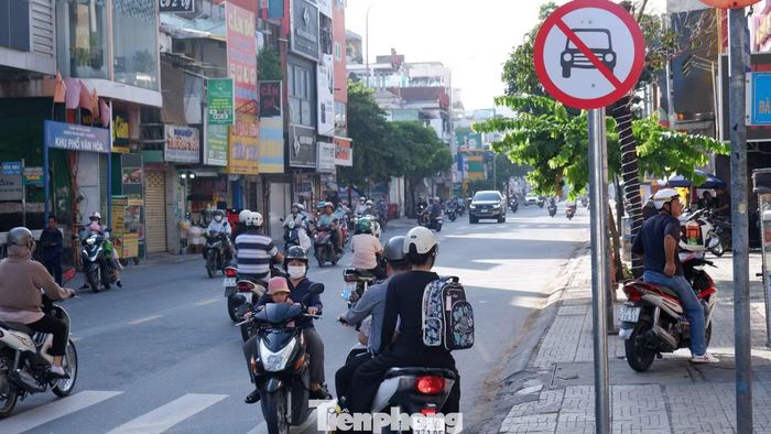 Biển báo cấm ô tô, thông báo chỉ dẫn được bố trí dọc tuyến Cách Mạng Tháng Tám và các tuyến đường lân cận để hỗ trợ người tham gia giao thông.