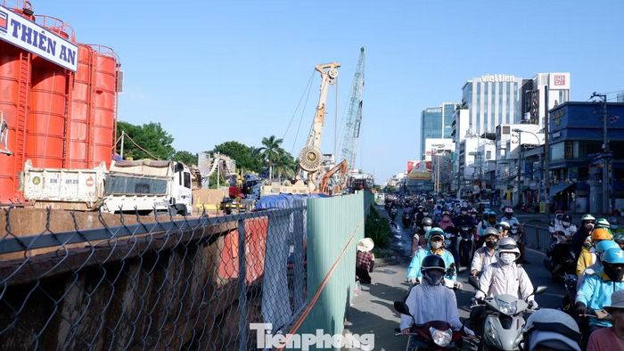 Việc phân luồng được thực hiện để phục vụ thi công metro số 2 - một trong tám tuyến đường sắt đô thị của TPHCM, có tổng vốn đầu tư hơn 55.000 tỷ đồng và mục tiêu hoàn thành vào năm 2030.
