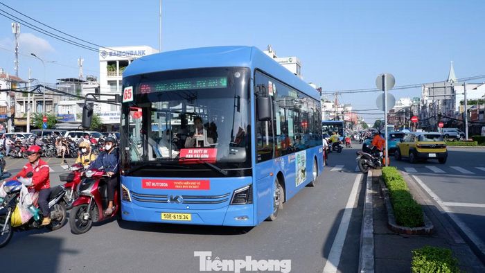 Theo phương án mới, ô tô bị cấm lưu thông vào đường Cách Mạng Tháng Tám theo hướng từ đường Lý Thường Kiệt đến đường 3 Tháng 2, trong khi xe buýt vẫn được phép đi lại qua khu vực này.