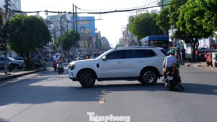 Một số ô tô vẫn đi vào đoạn đường cấm và được lực lượng chức năng túc trực tại hiện trường nhắc nhở, hướng dẫn quay đầu để chọn lộ trình thay thế.