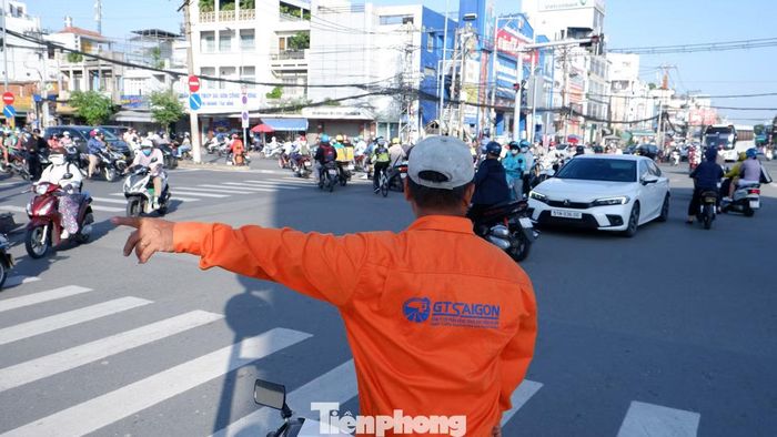 Ghi nhận trong giờ cao điểm sáng đầu tiên áp dụng cho thấy nhiều tài xế còn bỡ ngỡ trước thay đổi về tổ chức giao thông.