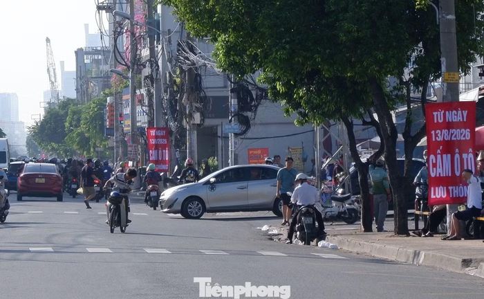 Trong buổi sáng đầu tiên áp dụng phân luồng mới, nhiều tài xế vẫn còn bỡ ngỡ và cho xe đi vào đường cấm.
