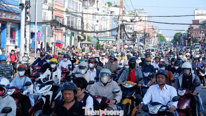 Dù là ngày đầu áp dụng phân luồng, tình hình lưu thông trên đường Cách Mạng Tháng Tám và các tuyến lân cận nhìn chung tương đối ổn định, chưa ghi nhận ùn tắc kéo dài.