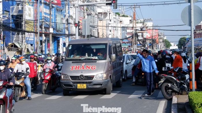 Tại khu vực ngã tư Bảy Hiền, lực lượng chức năng liên tục điều tiết và hướng dẫn phương tiện từ đường Trường Chinh và đường Lý Thường Kiệt đi theo hướng khác nếu muốn vào trung tâm qua đường Cách Mạng Tháng Tám.