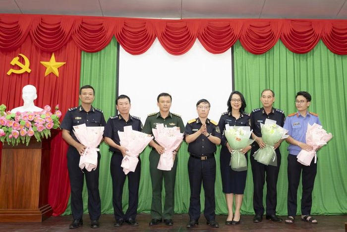 Được sự uỷ quyền của Lãnh đạo Bộ Tài chính, Phó Cục trưởng Cục Hải quan Lưu Mạnh Tưởng đã thay mặt Bộ Tài chính công bố Thư khen và trao thưởng thành tích xuất sắc cho 7 tập thể, 32 cá nhân đã tham gia phá án.