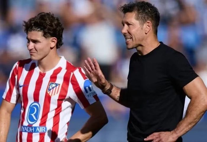 Julian Alvarez đã có buổi nói chuyện thẳng thắnvới HLV Diego Simeone hôm 12/8.