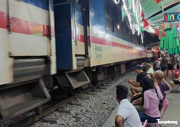 Trước đó, ngày 7/8, một nữ du khách nước ngoài chụp ảnh tàu hỏa đã bị húc văng điện thoại. May mắn, vụ việc không làm nữ du khách bị thương.