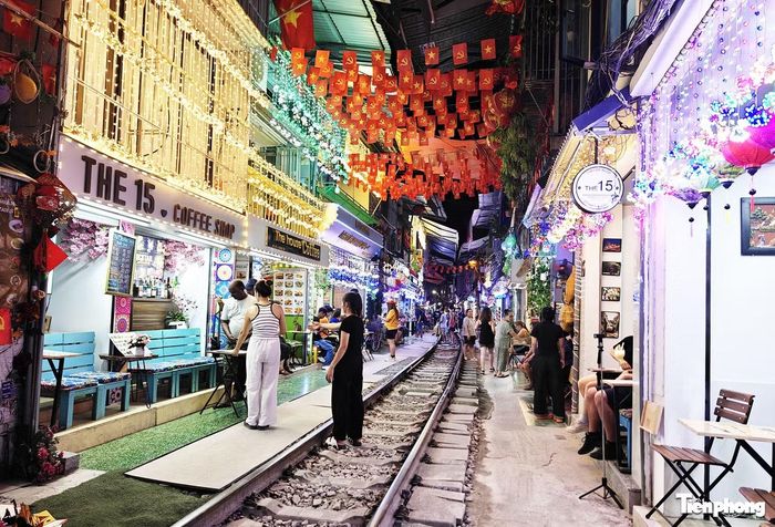 Tối 12/8, ghi nhận của phóng viên Báo Tiền Phong, tại khu vực đường tàu Khâm Thiên - Lê Duẩn tấp nập du khách đến chờ tàu hỏa di chuyển qua.