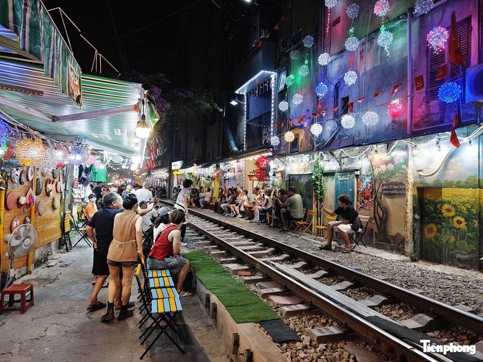 Hàng quán nhộn nhịp khách khi tàu rời Ga Hà Nội.
