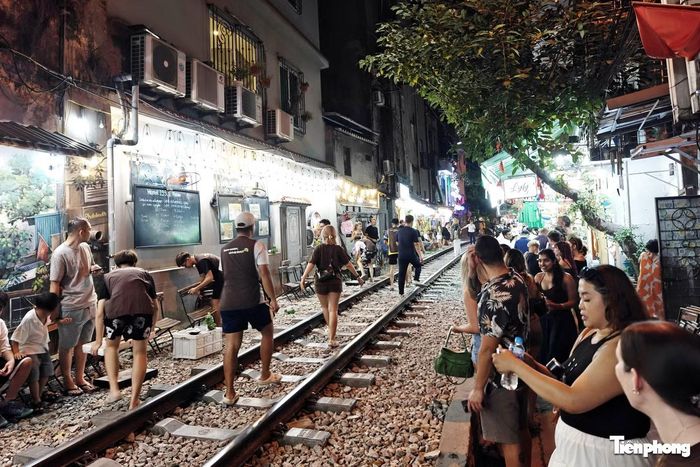 Sát giờ tàu chạy, du khách tập trung ngày càng đông.