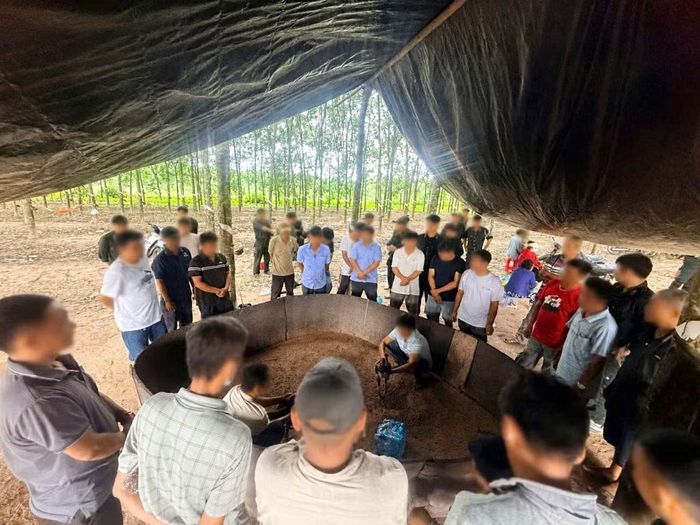 Các đối tượng liên quan sới đá gà bị lực lượng Công an khống chế, đưa về làm việc. Ảnh: Công an Tây Ninh