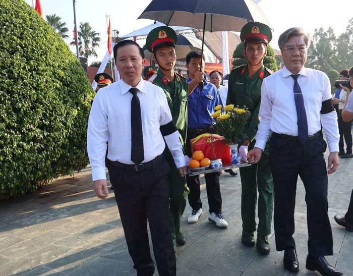 Ông Nguyễn Văn Út - Chủ tịch UBND TP. Đồng Nai (trái) và ông Dương Minh Dũng - Trưởng Ban Tuyên giáo và Dân vận Đồng Nai, đưa các liệt sĩ về nơi an nghỉ.