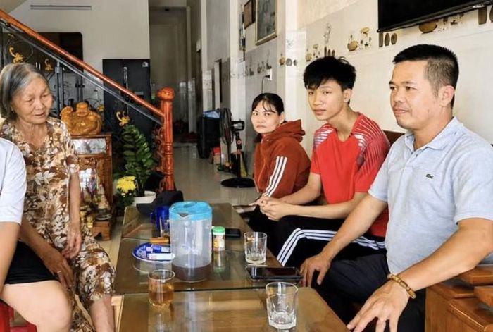 Giữa mất mát, ngổn ngang, anh em Hồng Anh và bà nội may mắn nhận được sự sẻ chia của những tấm lòng để em có cơ hội được tiếp tục đến trường