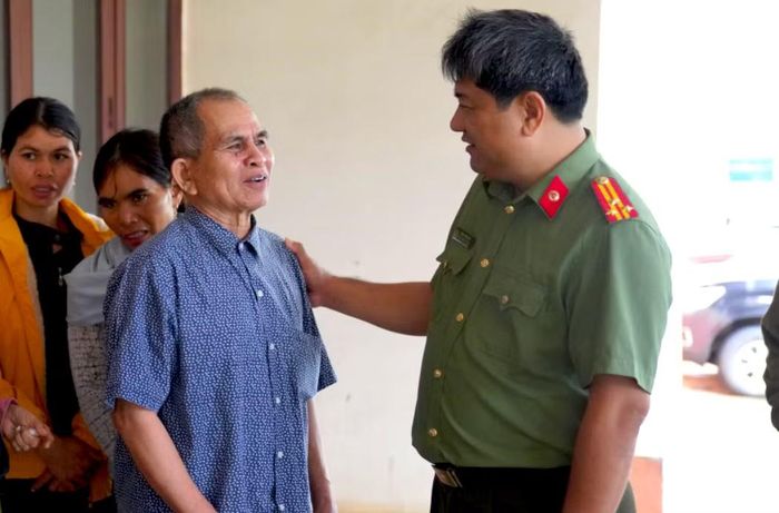 Cán bộ công an động viên, hỏi thăm một trong số 5 trường hợp vừa trở về.