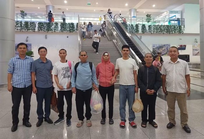 Lực lượng công an đón, đưa 5 công dân bị trục xuất khỏi Thái Lan về địa phương.