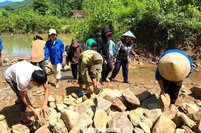 Đá được tận dụng ngay tại khe suối gần khu vực để làm vật liệu, vừa thuận tiện trong quá trình thi công, vừa giúp đẩy nhanh tiến độ khắc phục.