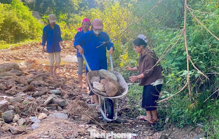 Việc làm mang ý nghĩa thiết thực, nhất là đối với một gia đình còn nhiều khó khăn. Mỗi người góp một sức, người vận chuyển đá, người làm rọ, người gia cố kè…, tất cả cùng hướng đến một mục tiêu chung là giúp bà Huệ bảo vệ được khu vườn và yên tâm hơn khi mùa mưa lũ vẫn còn diễn biến phức tạp.