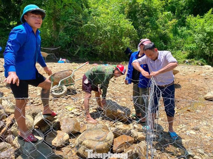 Không ngại khó khăn, các lực lượng chia nhau từng phần việc, từ vận chuyển đá, làm rọ thép đến gia cố bờ kè.
