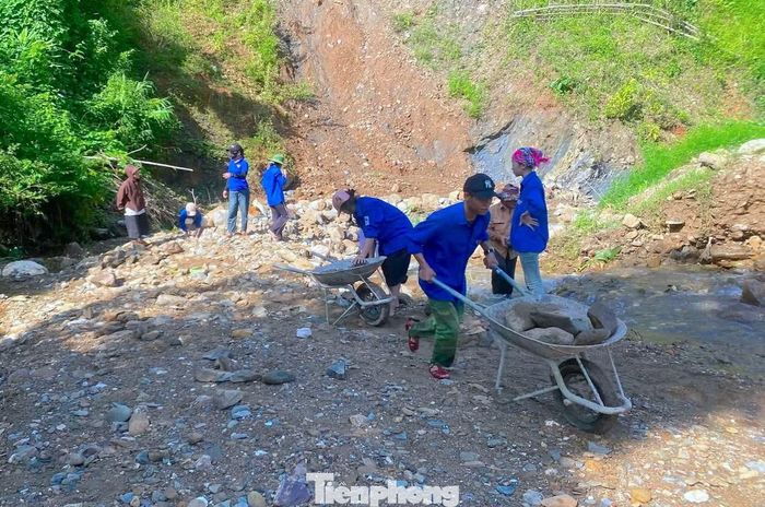 Anh Lương Văn Ly - Bí thư Đoàn xã Yên Na, cho biết: “Sau khi nắm được tình hình của gia đình bà Huệ, Đoàn xã xác định đây là trường hợp cần được hỗ trợ kịp thời vì gia đình khó khăn, lại neo người. Đoàn đã huy động đoàn viên, thanh niên phối hợp với bà con xóm bản cùng chung tay làm lại kè, giúp gia đình giảm bớt khó khăn sau mưa lũ”.