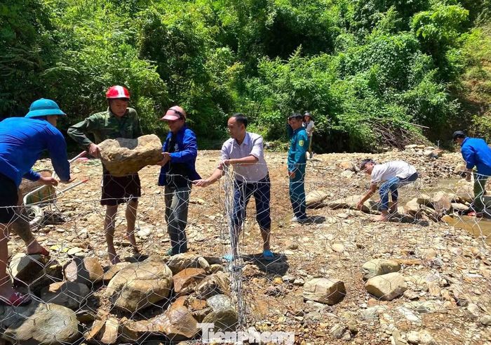 Đó cũng là hình ảnh đẹp về màu áo xanh thanh niên nơi vùng quê còn nhiều khó khăn, luôn có mặt ở những nơi cần sức trẻ, sẵn sàng góp công, góp sức vì cuộc sống của người dân. Từ một đoạn kè được dựng lại sau lũ, nghĩa tình cộng đồng cũng được bồi đắp thêm, trở thành điểm tựa để người dân vượt qua những khó khăn do thiên tai gây ra.