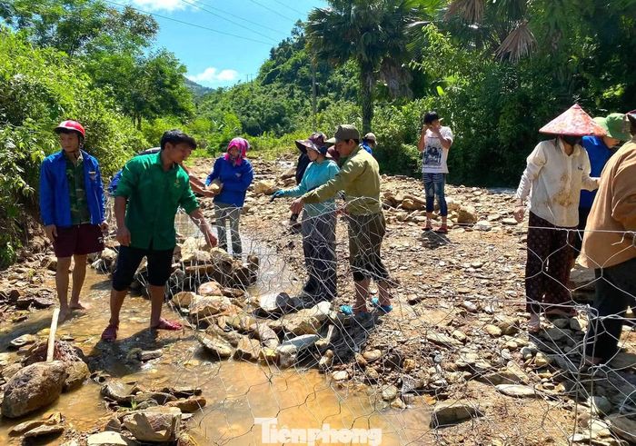 Trong gian khó, tình làng nghĩa xóm càng được thể hiện rõ. Sự chung tay của đoàn viên, thanh niên và người dân xóm bản không chỉ giúp khắc phục hậu quả thiên tai mà còn lan tỏa tinh thần tương trợ, sẻ chia trong cộng đồng.