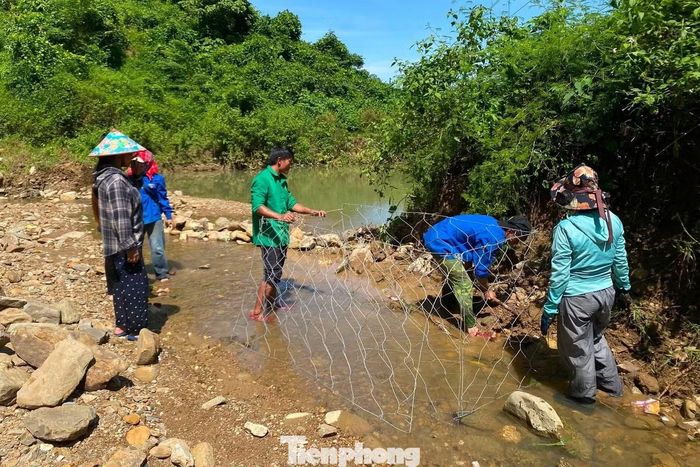  Bờ kè bị phá hỏng không chỉ ảnh hưởng đến diện tích đất của gia đình mà còn tiềm ẩn nguy cơ tiếp tục sạt lở nếu mưa lớn, lũ về﻿. Trong khi đó, gia đình bà Huệ thuộc diện khó khăn, neo người, không có đủ nhân lực và điều kiện để tự khắc phục. 